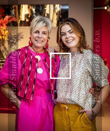 Den Haag 1 maart 2024
Pinses Laurentien en haar dochter prinses Eloise gebben samen een winkel geopend waar ze vintage kleding verkopen . De volledige opbrengst gaat naar div goede doelen .  De winkel heet  My Lima Lima en zit in het centrum van Den Haag.