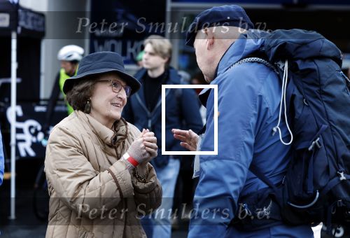 Heerenveen 24 maaart 2024
De hollandse 100 wordt dit jaar gereden in Thyalf . Aanwezig oa Prins Bernhard Prinses Annette Samuel v Vollenhoven Benjamin v Vollenhoven Prinses Margriet Mr Pieter v Vollenhoven Prins Maurits Lucas v Vollenhoven en  Prins Pieter Christiaan . Verder aanwezig Simon Keizer Bas Muijs (en vrouw) Marianne Timmer Benjamin Aslan Joy Beune Eduard Schaepman met zijn zoon en Rob Kamphues met vriendin.