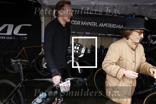 Heerenveen 24 maaart 2024
De hollandse 100 wordt dit jaar gereden in Thyalf . Aanwezig oa Prins Bernhard Prinses Annette Samuel v Vollenhoven Benjamin v Vollenhoven Prinses Margriet Mr Pieter v Vollenhoven Prins Maurits Lucas v Vollenhoven en  Prins Pieter Christiaan . Verder aanwezig Simon Keizer Bas Muijs (en vrouw) Marianne Timmer Benjamin Aslan Joy Beune Eduard Schaepman met zijn zoon en Rob Kamphues met vriendin.