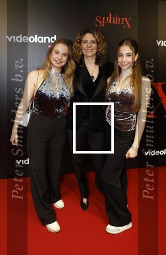 Amsterdam 18 maart 2024
Premiere Spinx in Pathe Tuschinski met in de cast oa Andrea Vass Benja Bruijning Chardonnay Rillen Delilah Warcup v Eyck Eva v Heijningen Marvcel Hensema Rami Kooti Arab Rifka Lodeizen Sallie Harmsen en Sil v d Zwan. Rifka Lodeizen kwam met haar dochters