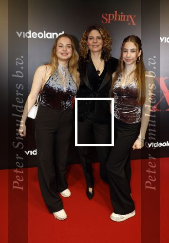 Amsterdam 18 maart 2024
Premiere Spinx in Pathe Tuschinski met in de cast oa Andrea Vass Benja Bruijning Chardonnay Rillen Delilah Warcup v Eyck Eva v Heijningen Marvcel Hensema Rami Kooti Arab Rifka Lodeizen Sallie Harmsen en Sil v d Zwan. Rifka Lodeizen kwam met haar dochters