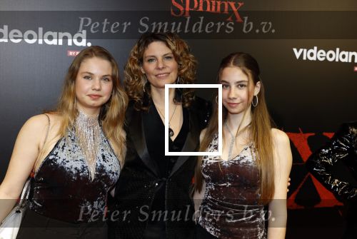 Amsterdam 18 maart 2024
Premiere Spinx in Pathe Tuschinski met in de cast oa Andrea Vass Benja Bruijning Chardonnay Rillen Delilah Warcup v Eyck Eva v Heijningen Marvcel Hensema Rami Kooti Arab Rifka Lodeizen Sallie Harmsen en Sil v d Zwan. Rifka Lodeizen kwam met haar dochters