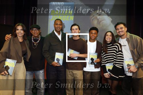 Amsterdam 27 maart 2024
Boekpresentatie Nino Wilkes in boom boom Chicago. Rossana Kluivert Opa Kluivert Paytrick Kluivert Nino Wilkes Shane Kluivert Demi Wilkes en Quincy Kluivert