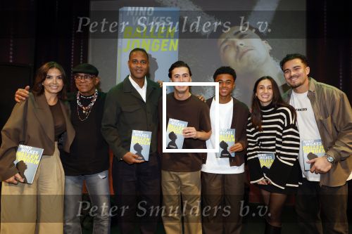 Amsterdam 27 maart 2024
Boekpresentatie Nino Wilkes in boom boom Chicago. Rossana Kluivert Opa Kluivert Paytrick Kluivert Nino Wilkes Shane Kluivert Demi Wilkes en Quincy Kluivert