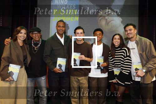 Amsterdam 27 maart 2024
Boekpresentatie Nino Wilkes in boom boom Chicago. Rossana Kluivert Opa Kluivert Paytrick Kluivert Nino Wilkes Shane Kluivert Demi Wilkes en Quincy Kluivert