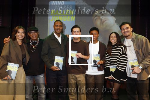 Amsterdam 27 maart 2024
Boekpresentatie Nino Wilkes in boom boom Chicago. Rossana Kluivert Opa Kluivert Paytrick Kluivert Nino Wilkes Shane Kluivert Demi Wilkes en Quincy Kluivert