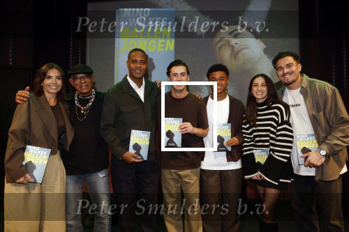 Amsterdam 27 maart 2024
Boekpresentatie Nino Wilkes in boom boom Chicago. Rossana Kluivert Opa Kluivert Paytrick Kluivert Nino Wilkes Shane Kluivert Demi Wilkes en Quincy Kluivert