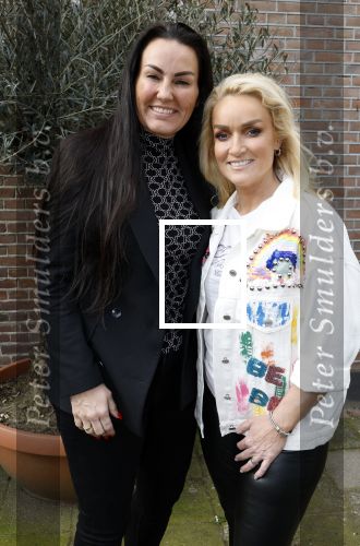 Amsterdam 19 maart 2024
Boekpresentatie Angelique Woudenberg in restaurant Breda. Samantha Steenwijk met partner