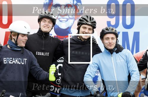 Heerenveen 24 maaart 2024
De hollandse 100 wordt dit jaar gereden in Thyalf . Aanwezig oa Prins Bernhard Prinses Annette Samuel v Vollenhoven Benjamin v Vollenhoven Prinses Margriet Mr Pieter v Vollenhoven Prins Maurits Lucas v Vollenhoven en  Prins Pieter Christiaan . Verder aanwezig Simon Keizer Bas Muijs (en vrouw) Marianne Timmer Benjamin Aslan Joy Beune Eduard Schaepman met zijn zoon en Rob Kamphues met vriendin.