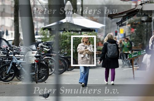 Amsterdam 20 maart 2024
tatjana Simic met haar hondje op straat in Amsterdam zuid.