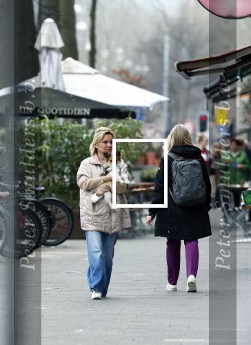Amsterdam 20 maart 2024
tatjana Simic met haar hondje op straat in Amsterdam zuid.