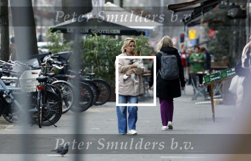 Amsterdam 20 maart 2024
tatjana Simic met haar hondje op straat in Amsterdam zuid.