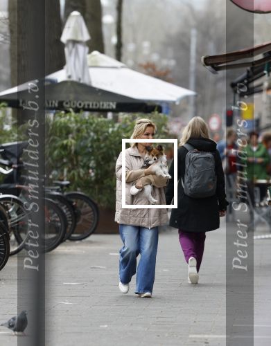 Amsterdam 20 maart 2024
tatjana Simic met haar hondje op straat in Amsterdam zuid.