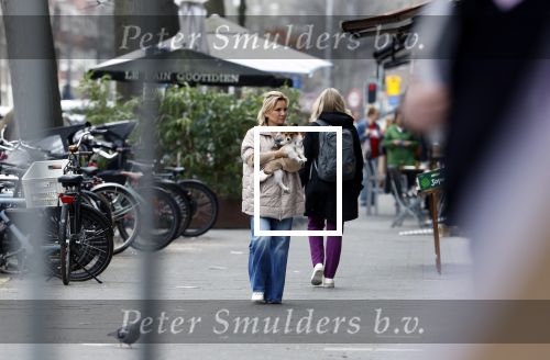 Amsterdam 20 maart 2024
tatjana Simic met haar hondje op straat in Amsterdam zuid.