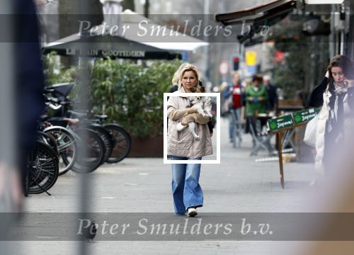 Amsterdam 20 maart 2024
tatjana Simic met haar hondje op straat in Amsterdam zuid.