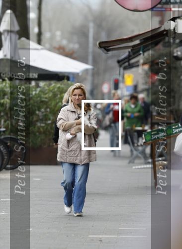 Amsterdam 20 maart 2024
tatjana Simic met haar hondje op straat in Amsterdam zuid.