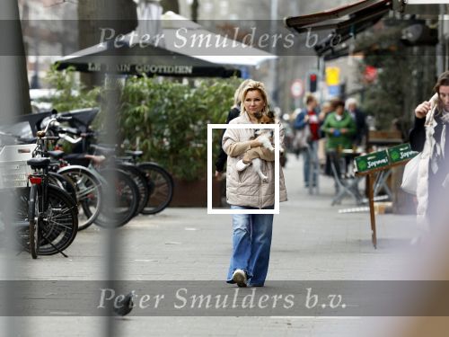 Amsterdam 20 maart 2024
tatjana Simic met haar hondje op straat in Amsterdam zuid.