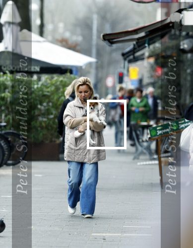Amsterdam 20 maart 2024
tatjana Simic met haar hondje op straat in Amsterdam zuid.