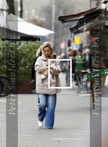 Amsterdam 20 maart 2024
tatjana Simic met haar hondje op straat in Amsterdam zuid.