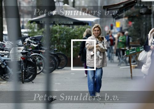 Amsterdam 20 maart 2024
tatjana Simic met haar hondje op straat in Amsterdam zuid.