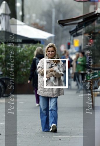Amsterdam 20 maart 2024
tatjana Simic met haar hondje op straat in Amsterdam zuid.
