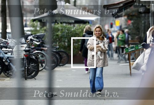Amsterdam 20 maart 2024
tatjana Simic met haar hondje op straat in Amsterdam zuid.