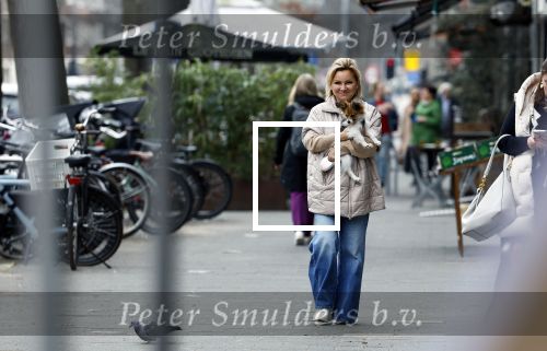 Amsterdam 20 maart 2024
tatjana Simic met haar hondje op straat in Amsterdam zuid.