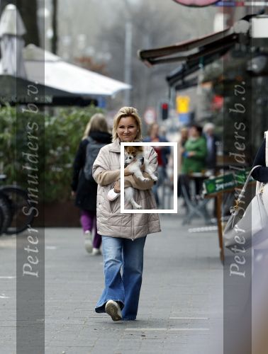 Amsterdam 20 maart 2024
tatjana Simic met haar hondje op straat in Amsterdam zuid.