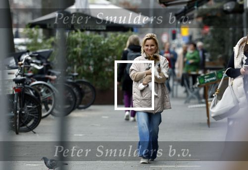Amsterdam 20 maart 2024
tatjana Simic met haar hondje op straat in Amsterdam zuid.
