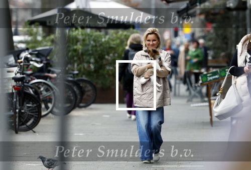 Amsterdam 20 maart 2024
tatjana Simic met haar hondje op straat in Amsterdam zuid.