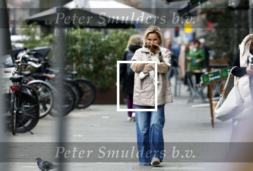 Amsterdam 20 maart 2024
tatjana Simic met haar hondje op straat in Amsterdam zuid.