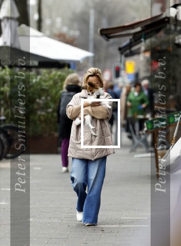 Amsterdam 20 maart 2024
tatjana Simic met haar hondje op straat in Amsterdam zuid.