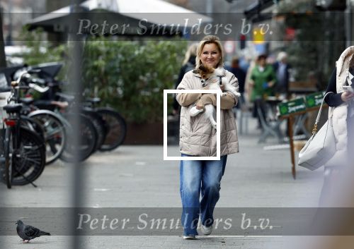 Amsterdam 20 maart 2024
tatjana Simic met haar hondje op straat in Amsterdam zuid.