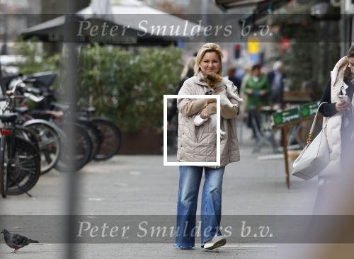 Amsterdam 20 maart 2024
tatjana Simic met haar hondje op straat in Amsterdam zuid.