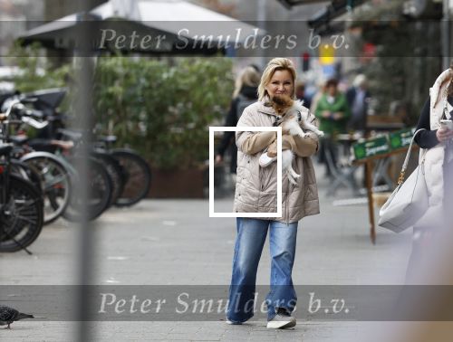 Amsterdam 20 maart 2024
tatjana Simic met haar hondje op straat in Amsterdam zuid.
