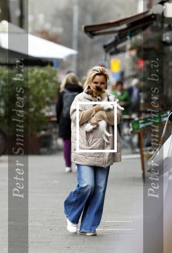 Amsterdam 20 maart 2024
tatjana Simic met haar hondje op straat in Amsterdam zuid.