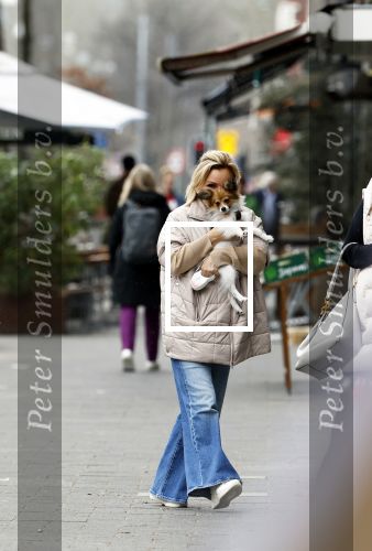 Amsterdam 20 maart 2024
tatjana Simic met haar hondje op straat in Amsterdam zuid.
