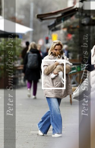 Amsterdam 20 maart 2024
tatjana Simic met haar hondje op straat in Amsterdam zuid.