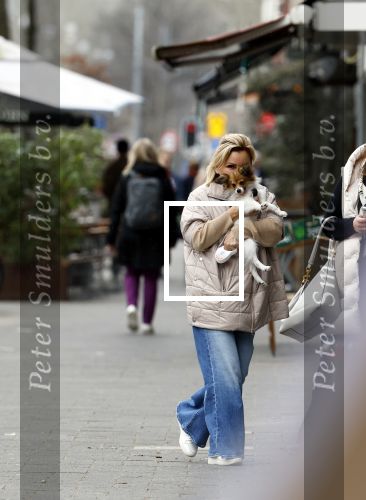 Amsterdam 20 maart 2024
tatjana Simic met haar hondje op straat in Amsterdam zuid.