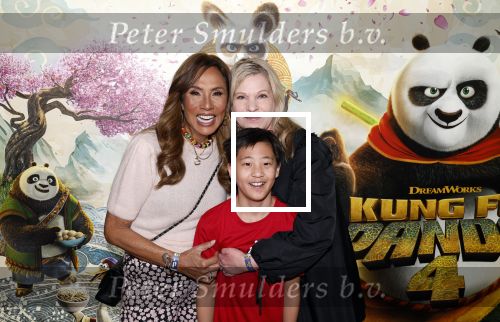 Amsterdam 10 maart 2024
Premiere Kung Fu Panda in de pathe Arena. Tina Nijkamp met zoontje en Patty Brard