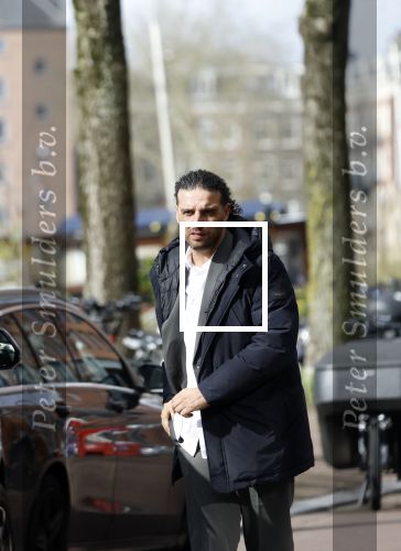 Amsterdam 30 maart 2026
De 3e en laatste dag van het hoger beroep van Ali B bij het paleis van justitie in Amsterdam . De pers was weer in grote getalen aanwezig . Ali B laat ik 500 meter van de rechtbank afzetten . Hier geeft hij documentairemaker Krista ArriÃ«ns haar geluidsapparatuur terug en geeft haar een hug . Vervolgens stapt hij bij zijn vrouw Breghje Kommers in de auto en rijden ze Amsterdam uit.