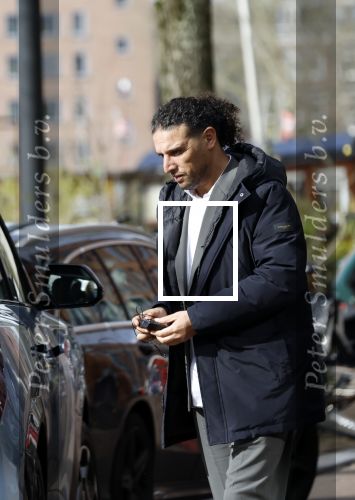 Amsterdam 30 maart 2026
De 3e en laatste dag van het hoger beroep van Ali B bij het paleis van justitie in Amsterdam . De pers was weer in grote getalen aanwezig . Ali B laat ik 500 meter van de rechtbank afzetten . Hier geeft hij documentairemaker Krista ArriÃ«ns haar geluidsapparatuur terug en geeft haar een hug . Vervolgens stapt hij bij zijn vrouw Breghje Kommers in de auto en rijden ze Amsterdam uit.