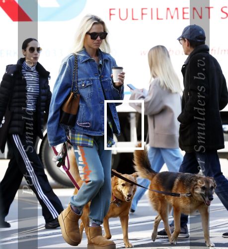 Amsterdam 5 maart 2026
Annekee Molenaar met hun 2 honden op straat in Amsterdam zuid.