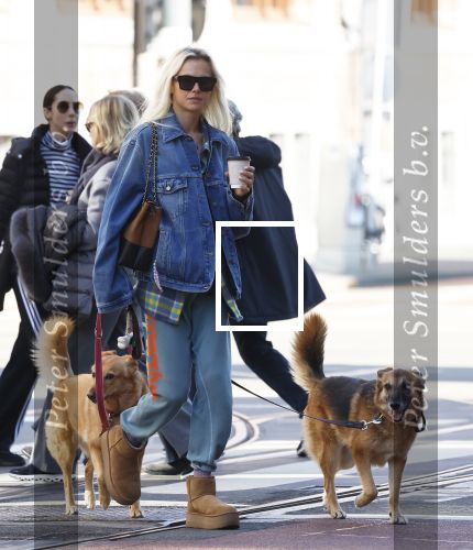 Amsterdam 5 maart 2026
Annekee Molenaar met hun 2 honden op straat in Amsterdam zuid.