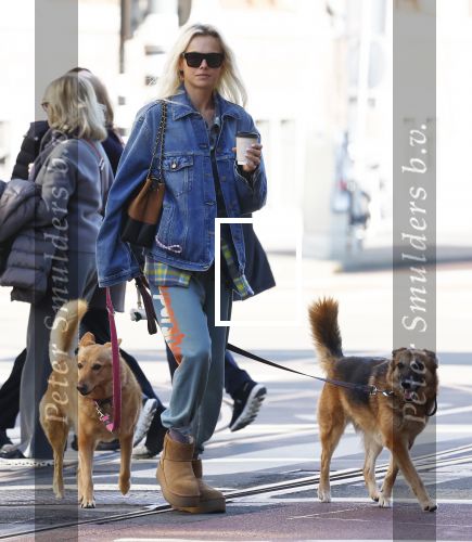 Amsterdam 5 maart 2026
Annekee Molenaar met hun 2 honden op straat in Amsterdam zuid.
