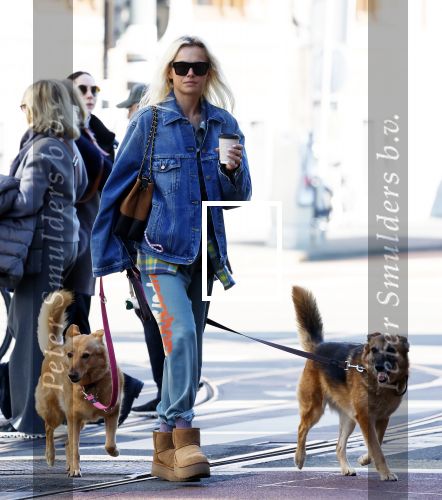 Amsterdam 5 maart 2026
Annekee Molenaar met hun 2 honden op straat in Amsterdam zuid.