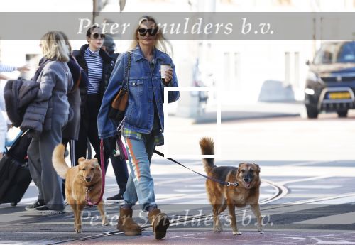 Amsterdam 5 maart 2026
Annekee Molenaar met hun 2 honden op straat in Amsterdam zuid.
