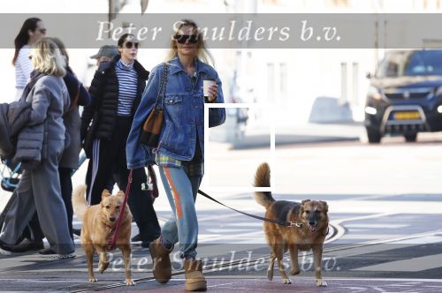Amsterdam 5 maart 2026
Annekee Molenaar met hun 2 honden op straat in Amsterdam zuid.