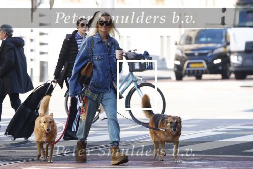 Amsterdam 5 maart 2026
Annekee Molenaar met hun 2 honden op straat in Amsterdam zuid.
