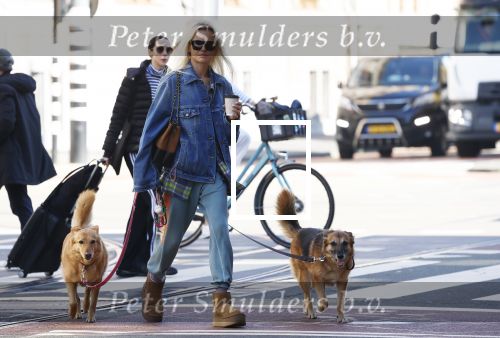 Amsterdam 5 maart 2026
Annekee Molenaar met hun 2 honden op straat in Amsterdam zuid.
